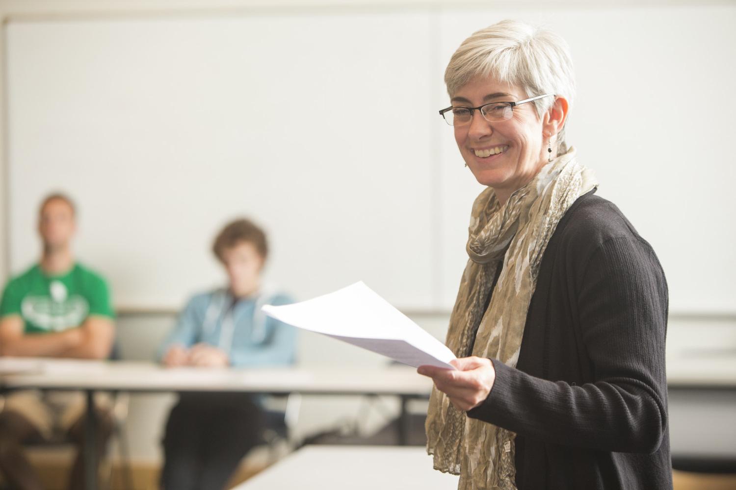 教授. Leslie Cameron leads an Introduction to Psychology class.